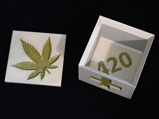 hemp leaf stash box by chriszamora85 tools organizers 420 cannabis marijuana weed flower container stoner smoker stashbox jar holder medicine medicinebox jewelrybox storagebox storage bud dabs dab dabbing high prescription pills pillbox bob marley 3d print model - Mito3D