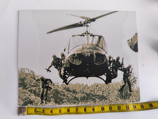 elicottero vietnam guerra uh1 campana huey by 1337 gripz generativo 3d modello fucina cappelli litofania soldato soldati tonalità storia 3d print model - Mito3D