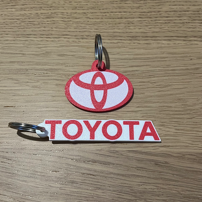 toyota logo wortmarke schlüsselbund portachiavi geschrieben by 3dingo kunst zeichen logos wagen fahrzeug auto maschine accessori zubehör gadget wort kennzeichen schlüsselring schlüsselhalter umkehren drucken umkehrdruck 3d print model - Mito3D