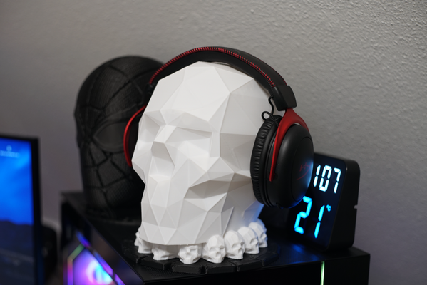 cranio lowpoly auricolare in piedi by e9 3d domestico ufficio bambolotto p1s facile 2024 supporto printinplace cimitero per cuffie deco titolare giochi morte scheletro creatura decoarts giocatore organizzatore design moderno arte poli 3dprint desktop semplice compagno pc computer 3d print model - Mito3D