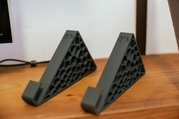 laptop stand montieren by sörenharaldsson werkzeuge gadgets halter unterstützung schreibtisch zubehör 3d print model - Mito3D