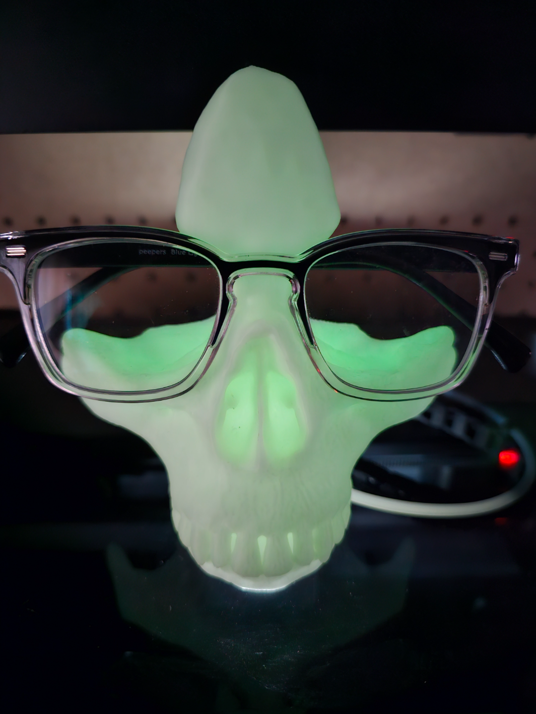 skull glasses holder remixed by tejawood fashion dock 3D print model - Mito3D