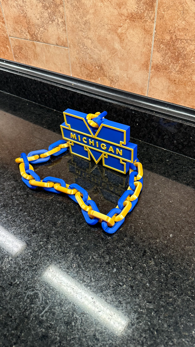 université of michigan chaîne collier by 3dprintpioneers mode bijoux umich 3d impression maïs bleu ventilateur équipement fierté pendentif sports carcajou esprit anciens élèves go accessoire équipe cadeau hayon uofm football pionniers basketball football 3d print model - Mito3D