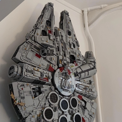 ucs millénaire faucon mur afficher by galladex art modèles millenniumfalcon 75192 monter verticale fort ultime collectionneur séries étoile guerres étoiles han solo chewbacca leia r2d2 c3p0 c3po chaudière cool luke skywalker grand espace navire vaisseau spatial mort héros sabre laser volant flottant support brique 3d print model - Mito3D