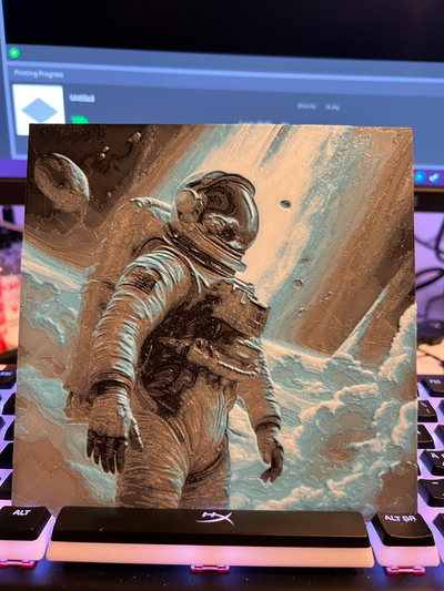 astronaute in espace forge chapeaux by bobbanski génératif 3d modèle lithophane art peinture filamentaire 3d print model - Mito3D