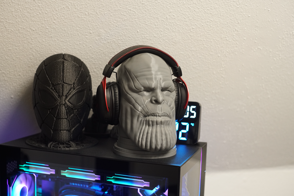 thanos fone ouvido ficar pé by e9 3d casa escritório maravilha p1s bambulab suporte deco organizador super heroi filme fácil 2024 acessório cabide cabeça super designer decorações jogador jogos stan lee fracasso manopla homem aranha ferro impressora moderno universo pc computador 3d print model - Mito3D