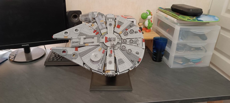 stand lego millennium falcon 75257 support moved to rear remixed by allan fonroques toys & games millenniumfalcon 3d print model - Mito3D