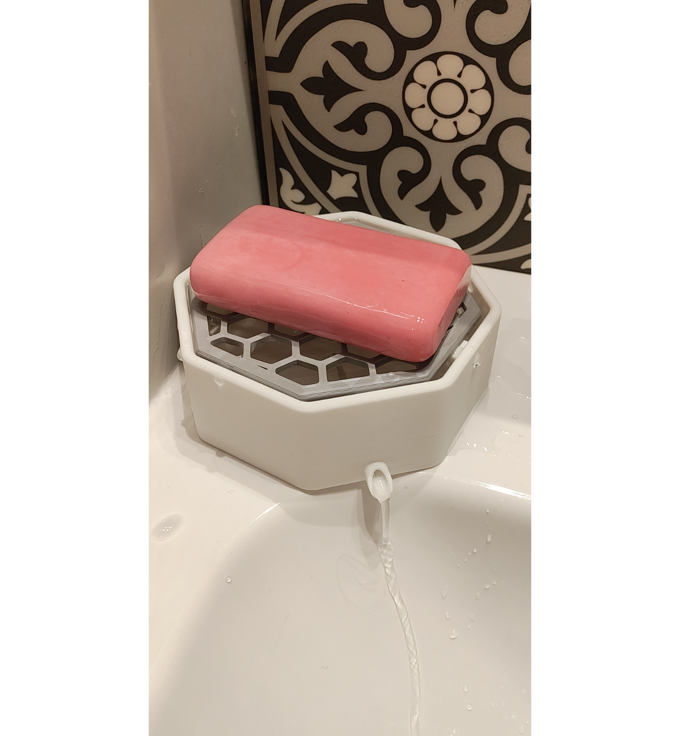 bela sabonete prato exaustivo tubo by terminadordeux casa decoração caixa distribuidor banho banheiro mão limpar limpo esposa presente avó pai irmão rosa vermelho cinzento mármore inundar bambu bambulab a1 mini ams 3 cores leve p1p p1 p1s p1sams x1 x1c x1carbon carbono 3D print model - Mito3D