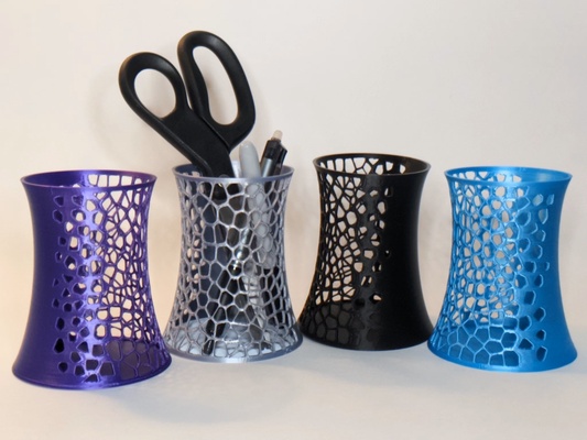 voronoi svelare penna tazza by zammer 3d domestico ufficio vaso scatola titolare supporto scrivania astuccio guaina contenitore matita fioriera design arte divertimento casa moderno stampa modello struttura maglia makerspace eccitante asciuga stampato arredamento bacio portamatite portapenne bicchieri tazze organizzatore 3d print model - Mito3D