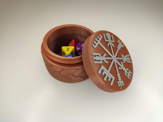 runico dado scatola by sevro utensili organizzatori astuccio guaina nordico magia conservazione celtico dicebox diceholder rune rotativo vegvisir aegishjalmur 3d print model - Mito3D