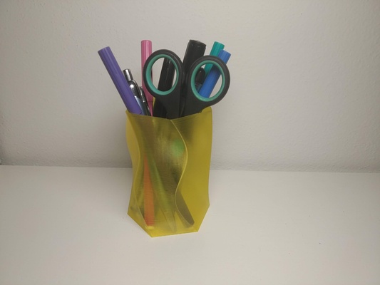 verdrehte verhexen stift halter unterstützung vase blume topf by tvorim3d haushalt büro sechseckig vasemode stifthalter blumentopf spiralvase twistedvase zubehör 3d print model - Mito3D