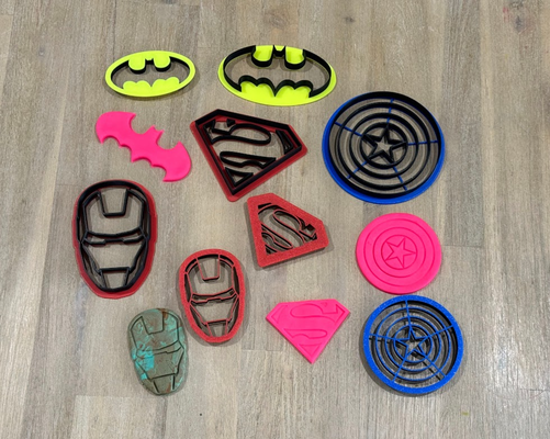 süper kahraman hamur kesiciler by şapşal oyuncaklar oyunlar oyun hamuru kurabiye kalıbı kesici play doh süpermen batman kaptan amerika demir adam süper çocuklar parti çanta parti çantası 3d print model - Mito3D