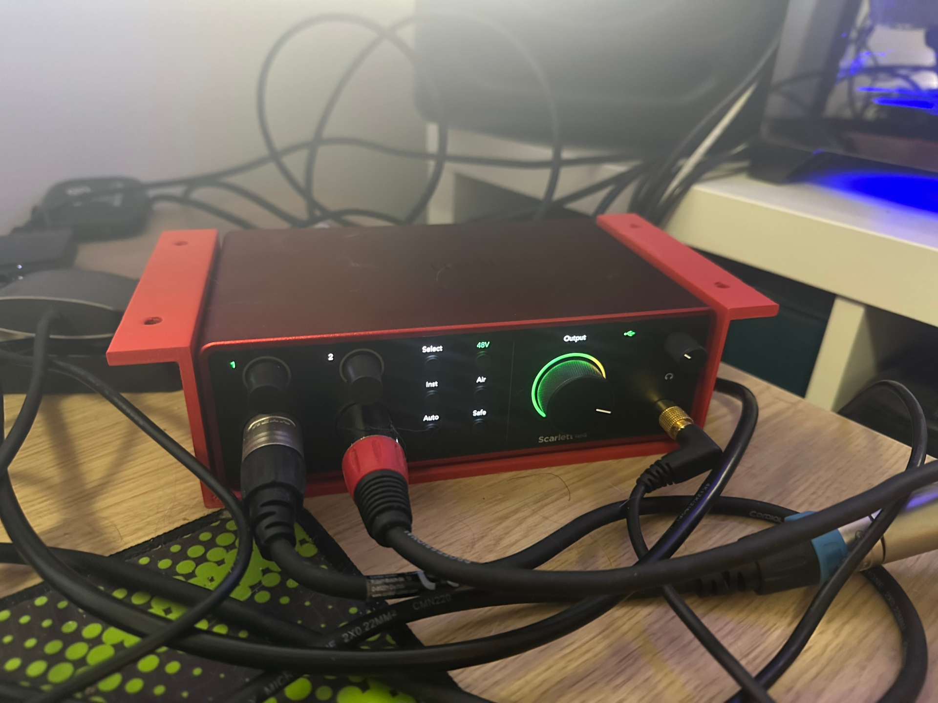 focusrite kırmızı 4i4 gen4 masa kulp destek by mikael b hobi kendin yap müzik masanın altında 3D print model - Mito3D