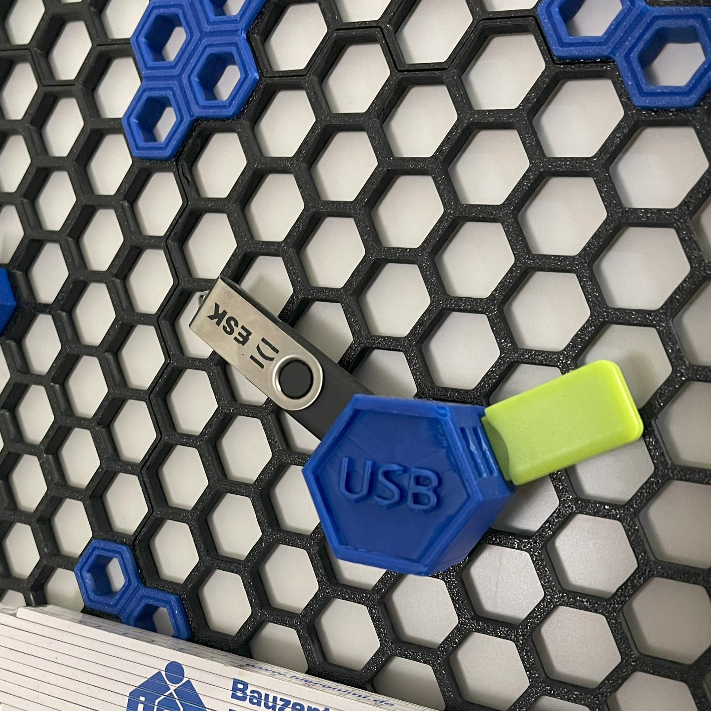 hsw usb kulp destek küçük yeniden karıştırılmış by mf yapımlar araçlar organizatörler bal peteği depolama duvar a organizatör 3D print model - Mito3D