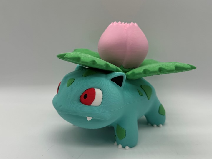 ivysaurio multicolor by dimensiones entrois figurilla miniaturas criaturas pokemon bulbasaur venusaur charmander charmeleon charizard chorro blastoise pikachu 3D print model - Mito3D