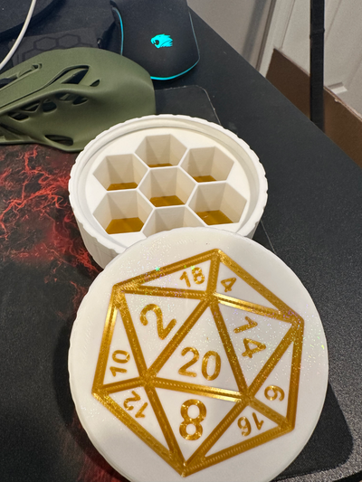 casse remixé vis couvercle affleurer logo by sutcliffe designs jouets jeux planche dé titulaire soutien boîte dés donjon dragons fileté 3d print model - Mito3D