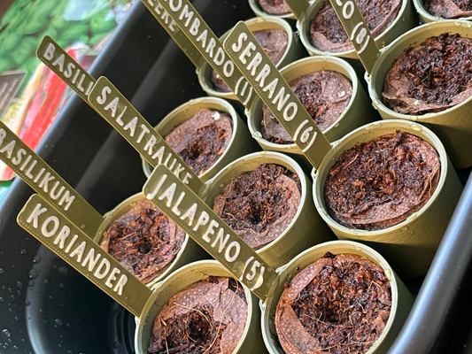 organizador semilla inicio suelo vainas tapones vegetal planta semillero señales coco maceta firmar etiqueta by hpinventar casa jardín bandeja semillas pellets turba plantar flores pimienta chile fresa lechuga cebolla albahaca coco vaina 3d print model - Mito3D