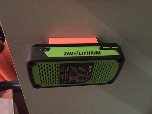 greenworks 40v 24v batterie montieren positiv retention by hühnerbiskuitcreme haushalt garten batteriehalter halter unterstützung rasen rasenmäher mäher wandhalterung 3d print model - Mito3D