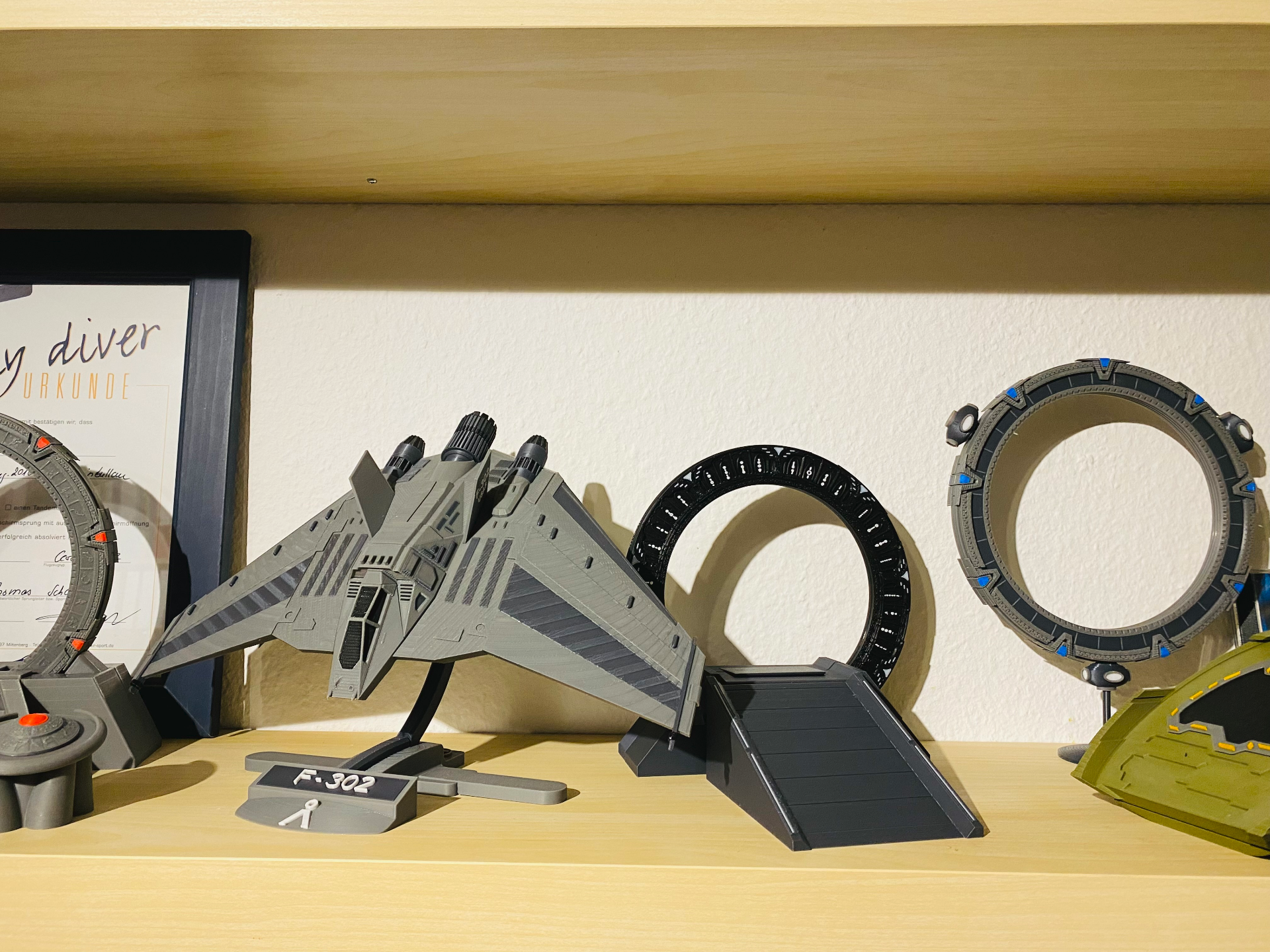 stargate f 302 titolare supporto angolato remixato by tobi passatempo fai veicoli sg1 sg 1 cancello stella f302 combattente tauri intercettore 3D print model - Mito3D