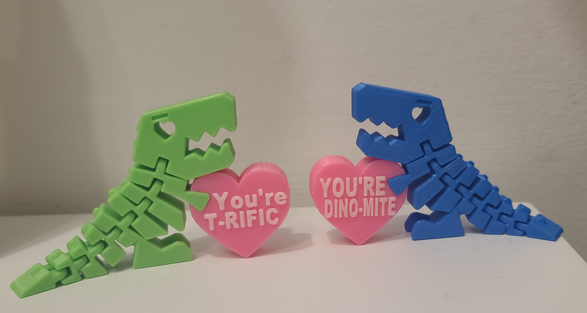 flessibile rex san valentino giorno cuore remixare messaggi by sh ts'n'giggles3d giocattoli giochi dino dinosauro cuori regalo amore agitarsi giocattolo trex 3D print model - Mito3D