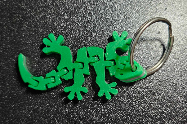 gecko keychain flexible by qwiktune miniatures animals flexi flex articulated articulating printinplace print in place print-in-place animal lizard creature key accessory 3d print model - Mito3D