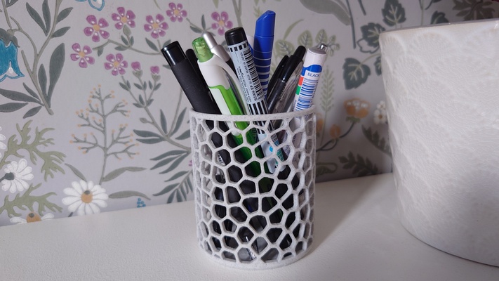 voronoi crayon titulaire soutien by humebeam outils organisateurs stylo porte crayons baiser 3d print model - Mito3D