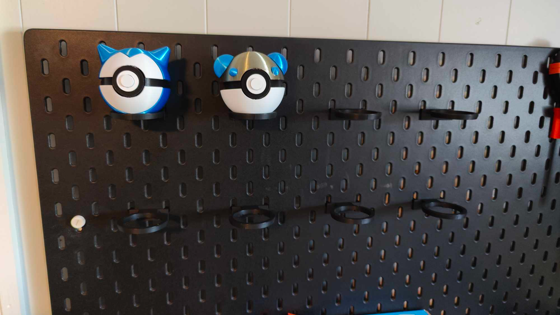 pokebola mini parede monte ikea skadis exibição suporte by toyfactory3000 adereços cosplays montagem cosplay acessórios 3D print model - Mito3D