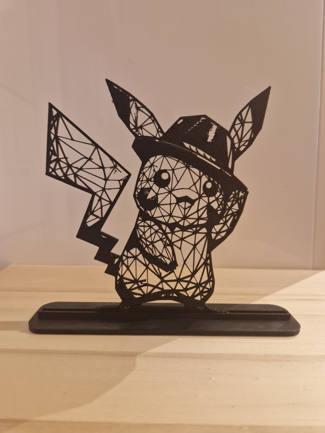 geometric poly cool pikachu display plate by 3dprintwolf art sculptures pikachuart lowpoly pokemon pokemonstarter gangster 2d dispaly gift lineart geometricdesign nintendo nostalgic pokemonnostalgic 3D print model - Mito3D