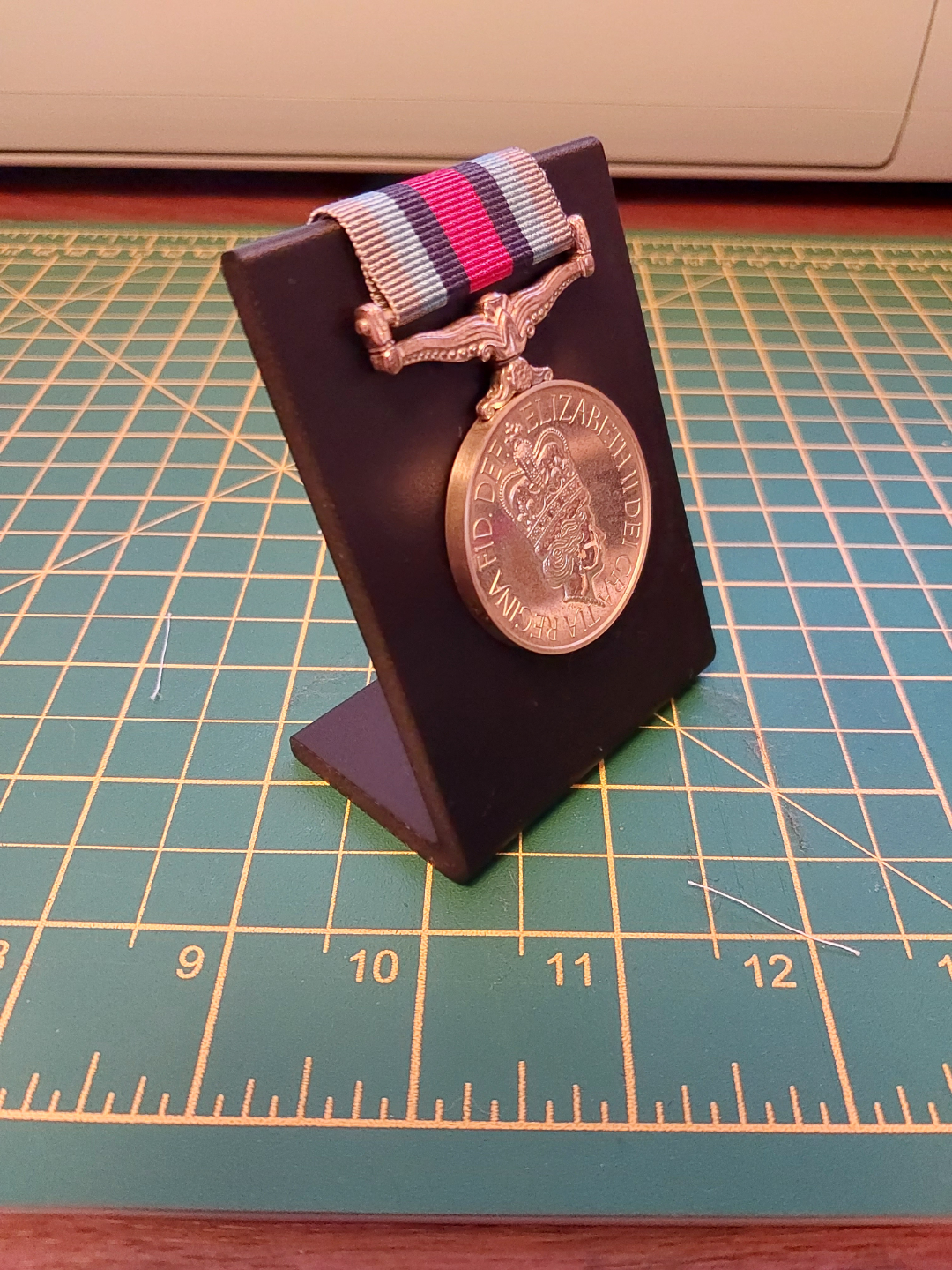 medalha ficar pé by deslizamento jimmy arte moeda distintivos cabide exibição 3D print model - Mito3D