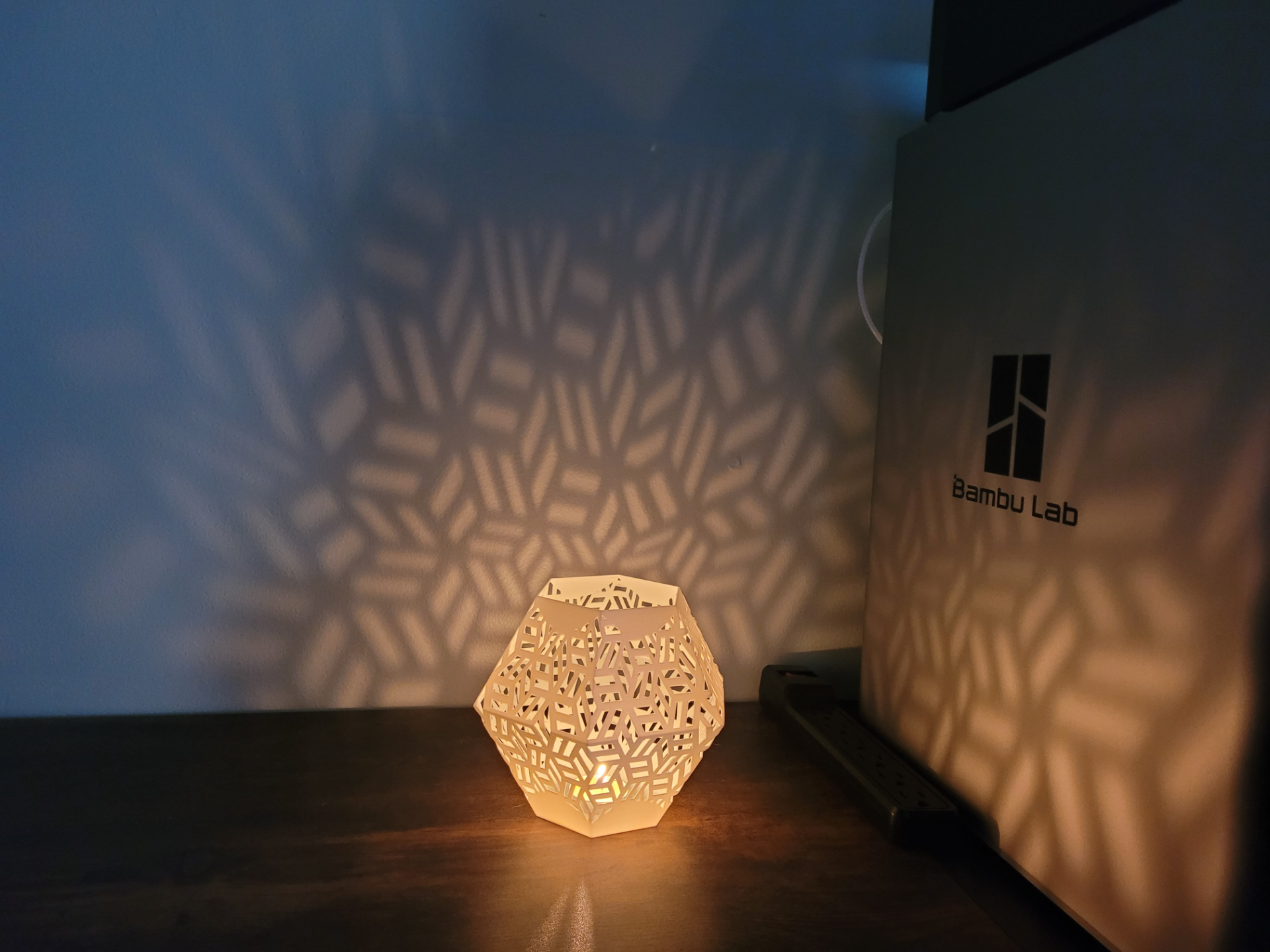 candela tè luce ombra by printmint domestico arredamento lampada modello geometrico titolare supporto cubo design casa ambient illuminazione stampa in posto modelli moderno stl file fai unico 3d stampabile interni bagliore umore 3D print model - Mito3D