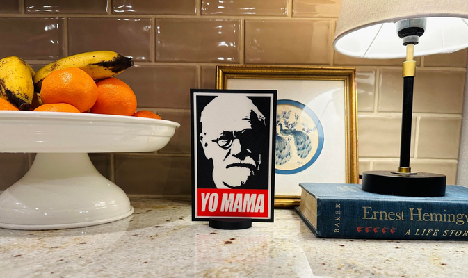 yo mamãe by williams indústrias casa decoração sigmund exibição arte parede placa 2d 3d decorações escrivaninha acessórios acessório freud charuto mãe 3d print model - Mito3D