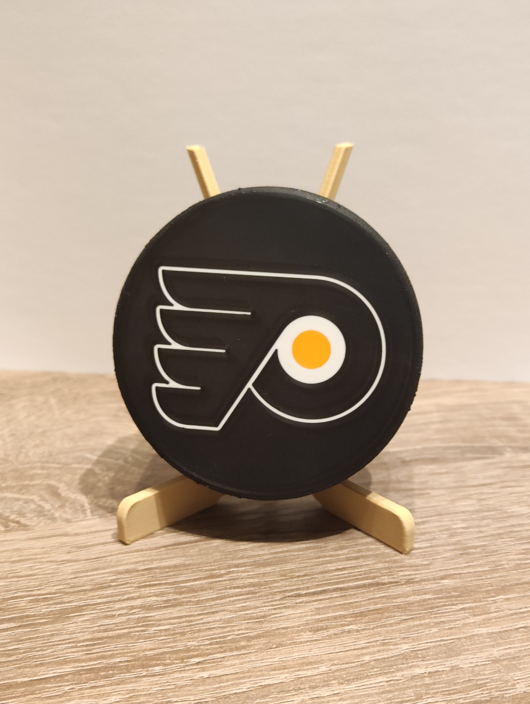 crême philadelphia flyers palet lnh by carlson art panneaux logos décor décoration ventilateur marchandise fille hockey 3D print model - Mito3D