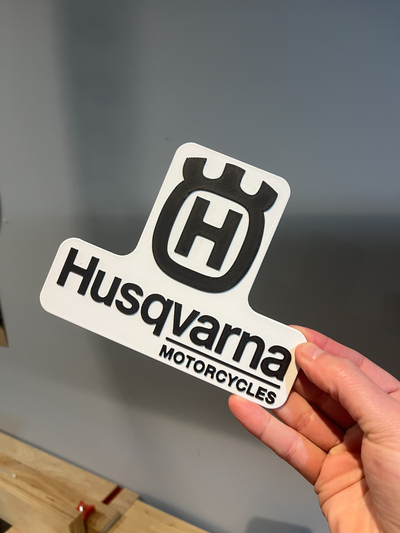 husqvarna logo mur art by sayersdesign panneaux logos rauque motocyclettes mural 3d print model - Mito3D