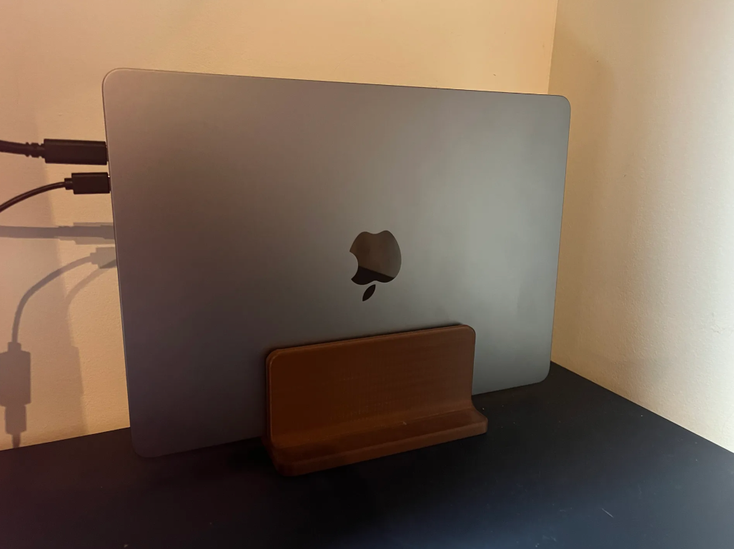 simples elegante macbook ar ficar pé it is adequado 13'' prós by sayersdesign casa escritório macbookair macbook pro suporte laptop m1 m2 m3 3D print model - Mito3D