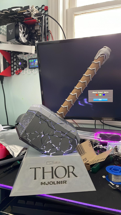 agrietado mjolner inalámbrico leds base thor martillo by nik accesorios cosplays réplica arma ragnarok agrietadomjolner 3d print model - Mito3D