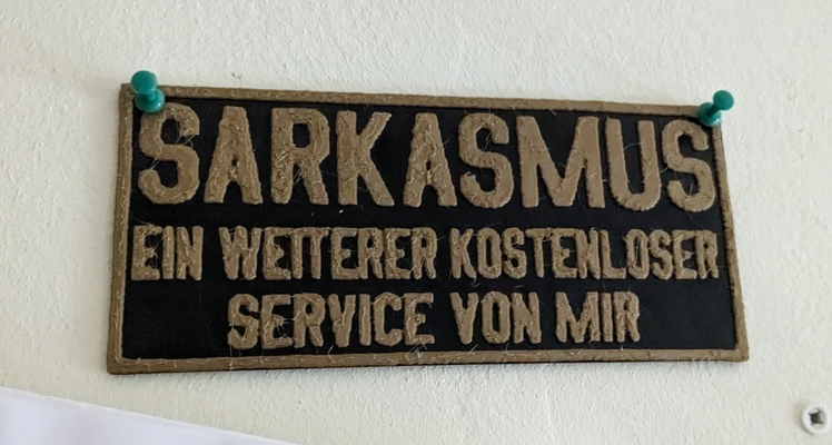 sarkasmus ein weiterer kostenloser service von mir by lucyna kushinada art signs & logos sarcasm humor arbeit fun schild 3d print model - Mito3D