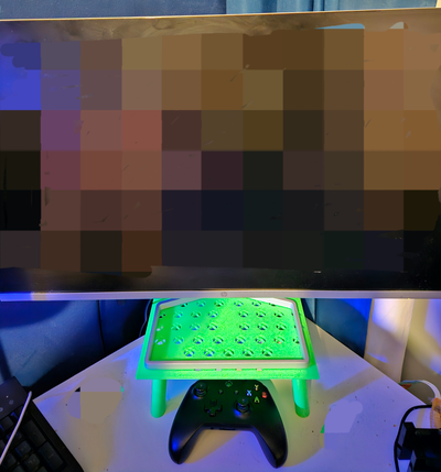 xbox markalı monitör ayakta durmak by wesleyt77 ev halkı ofis masa oyun aksesuar yetiştirici tv aksesuarlar görüntüle merkez parça 3d print model - Mito3D