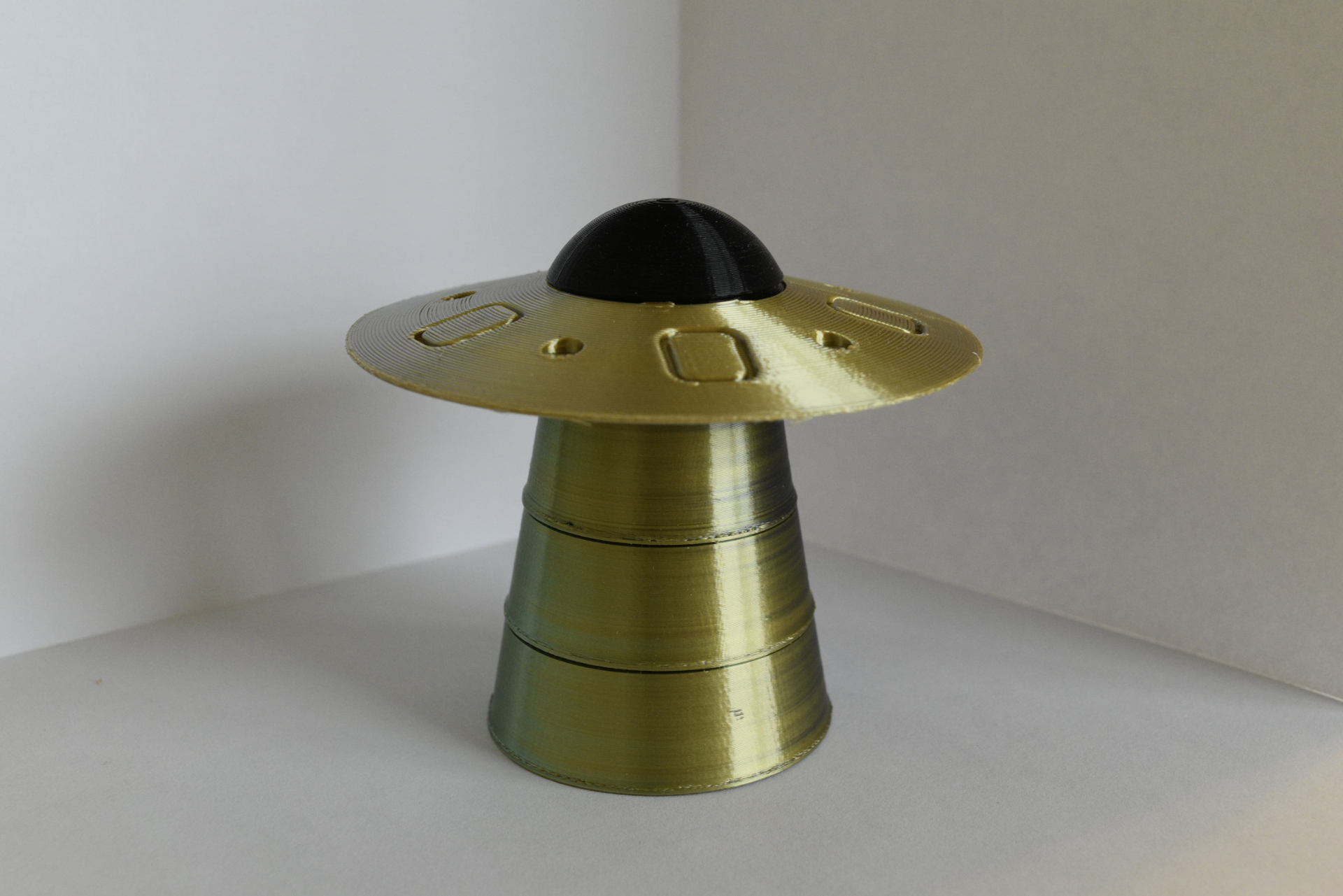 ufo pillola organizzatore by monaco funky domestico arredamento concorso bottiglia capsula scatola spazio alieno nave 3D print model - Mito3D