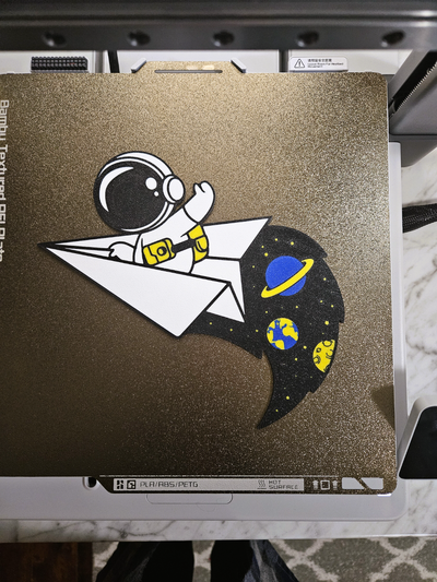 papier flugzeug astronaut mauer kunst by zanderdesignstudio 2d platz universum galaxis planeten mehrfarbig mehrfarbige drucke wandkunst 3d print model - Mito3D