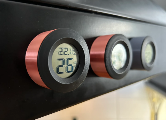 mini hygrometer thermometer magnetisch montieren by kiwi haushalt haus modelle hygrometerhalter halter unterstützung fall mantel kühlschrank magnet 3d print model - Mito3D