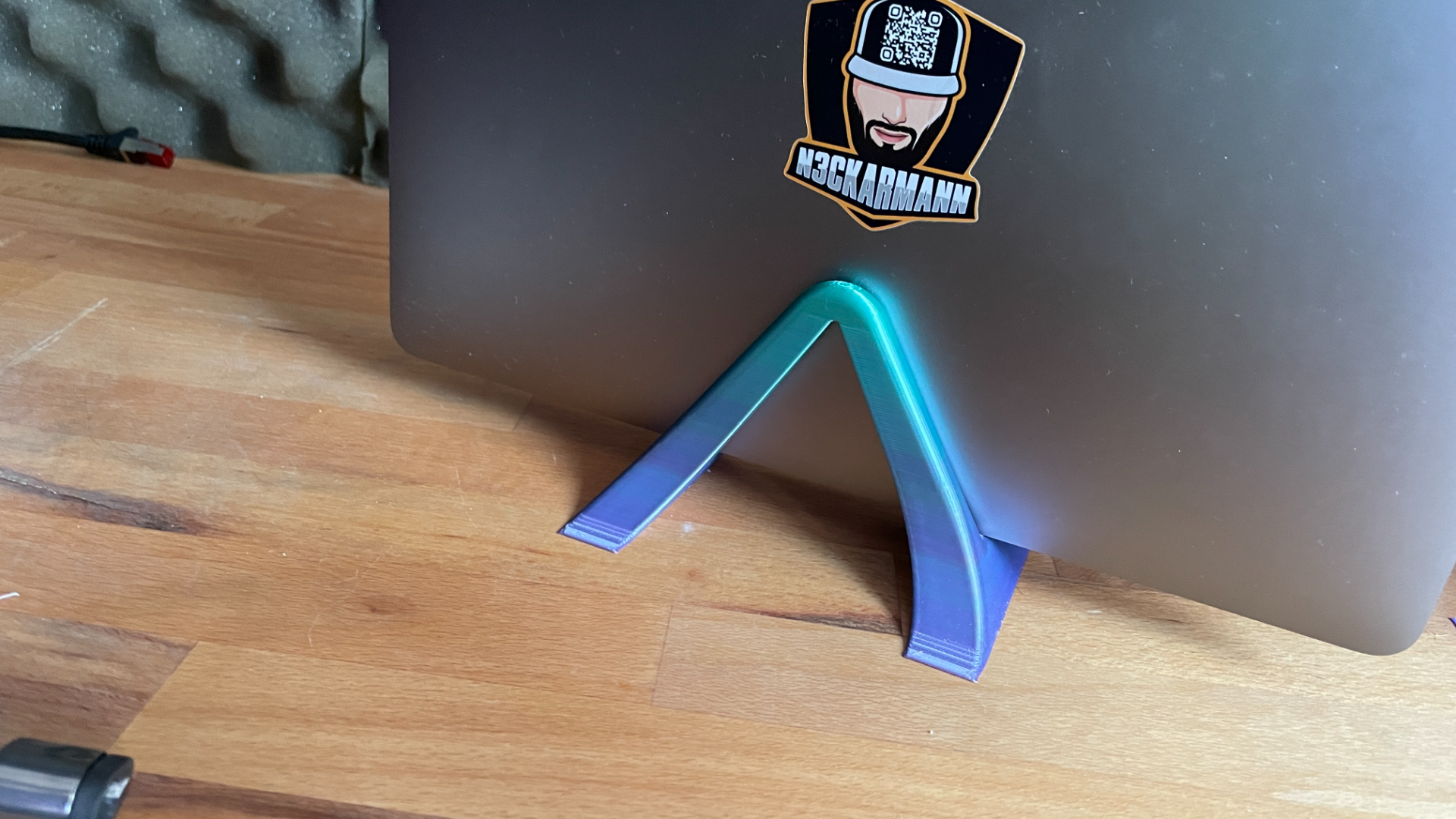 macbook pro 13 2018 verticale in piedi remixato by n3ckarmann utensili gadget 13inch mela 3D print model - Mito3D