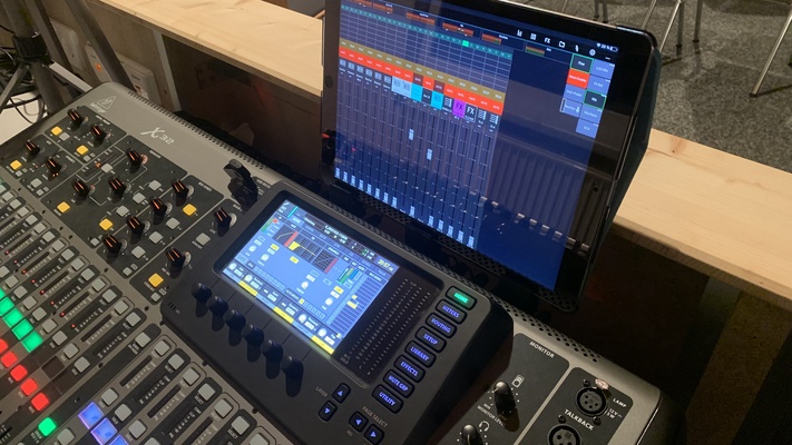 behringer x32 capestro f r tavoletta remixato by apparire passatempo fai musica porta tablet mescolando console tablethalter 3d print model - Mito3D