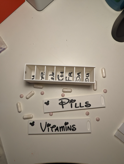 pilules vitamines organisateur by promenade outils médical disney aimant 3d print model - Mito3D