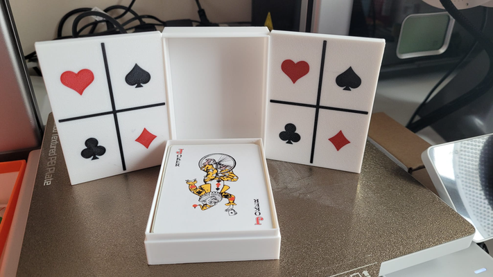 soltero cubierta jugando tarjeta almacenamiento by bertbee juguetes juegos tablero caja soporte tarjetas carta juego naipes titular cartas 3d print model - Mito3D