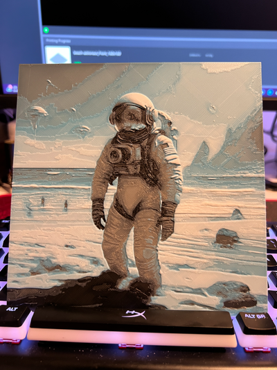 astronaute at plage forge chapeaux by bobbanski génératif 3d modèle lithophane art 3d print model - Mito3D