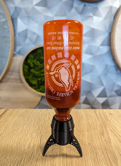 invertido botella estante soporte sriracha sauce by frederik goepner casa modelos sriracha inversor salsa cohete 3d print model - Mito3D