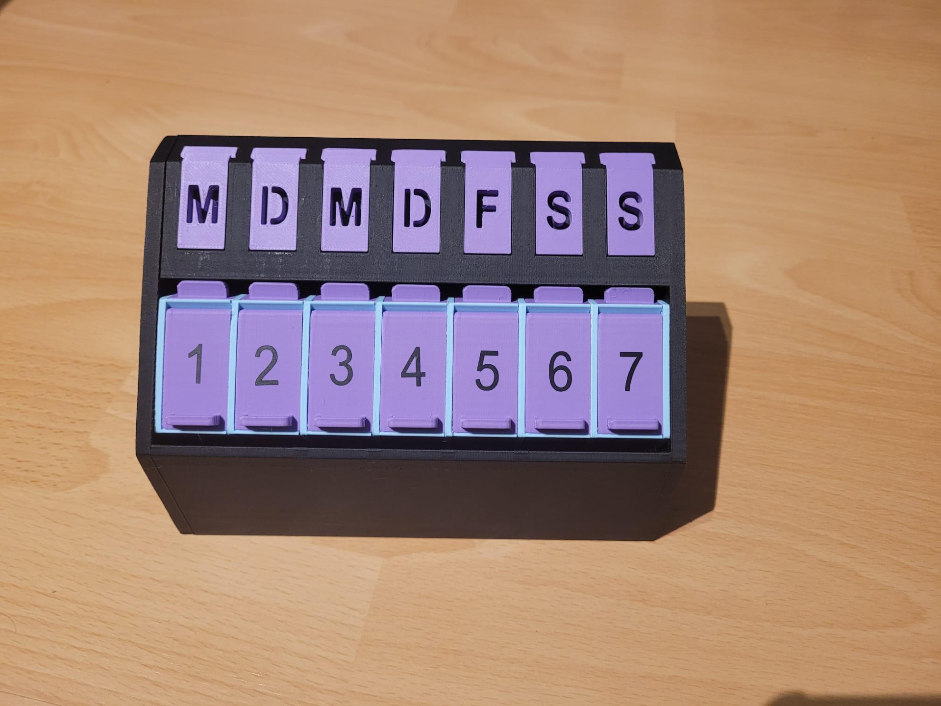 pille kalender by jobby werkzeuge medizinisch medizin veranstalter gesundheit stabil einfach monat kleber plugandplay veränderung wettbewerb 3D print model - Mito3D