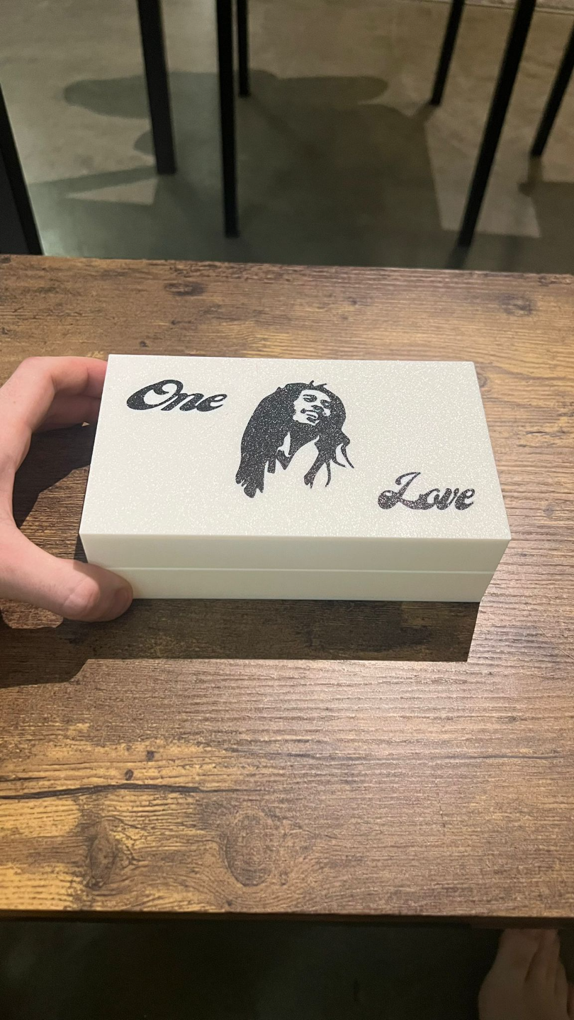 amore bob marley scorta scatola by ritz prints 3d utensili organizzatori contenitore vaso erba organizzatore accessori tupperware 420 attrezzo divertimento facile assemblaggio kit camera letto freddo uomo delle caverne gopro bob marley icona 3D print model - Mito3D