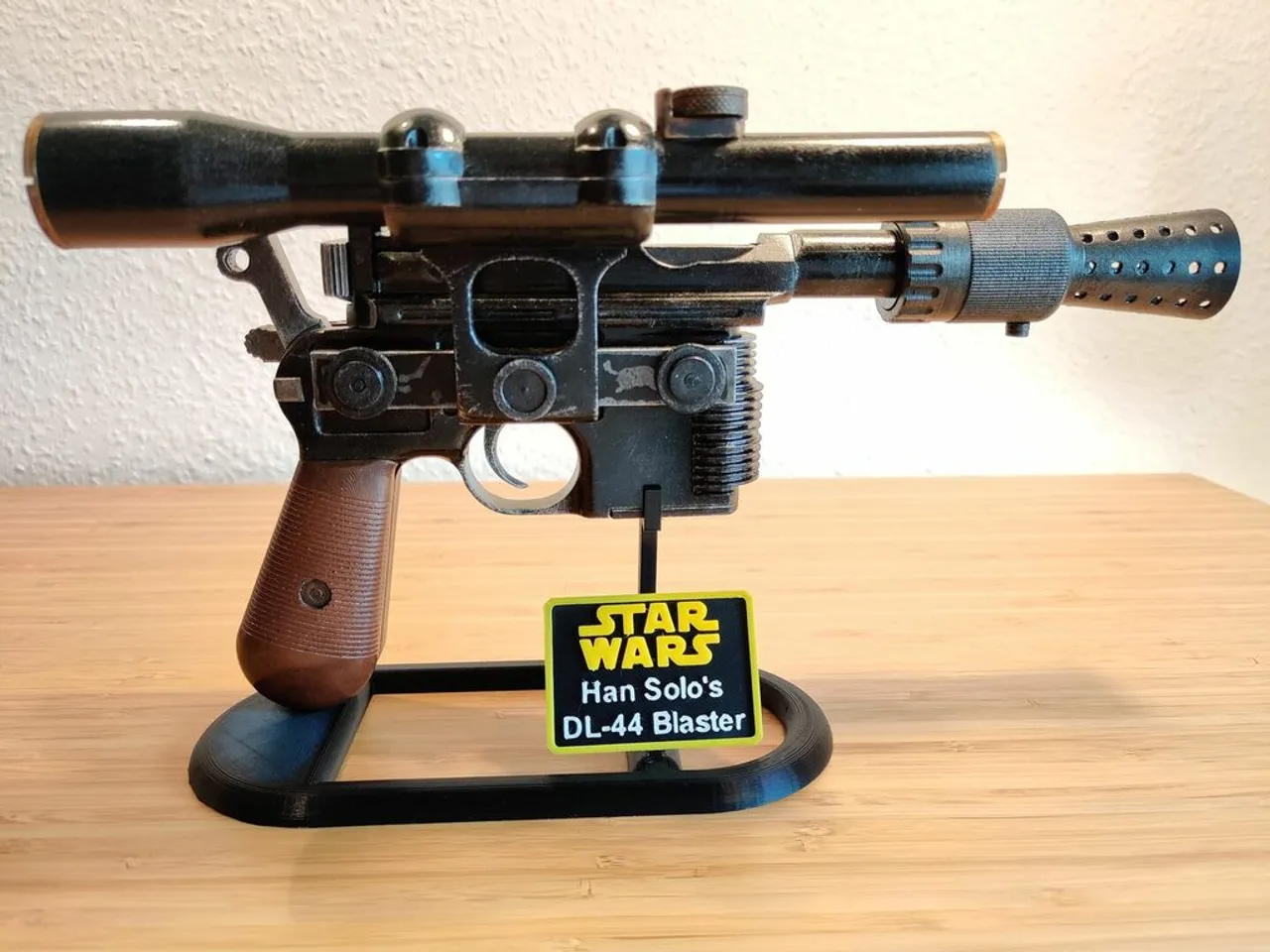 migliorato han assolo blaster dl 44 in piedi condivisa by chiacchiere oggetti scena cosplay 3D print model - Mito3D