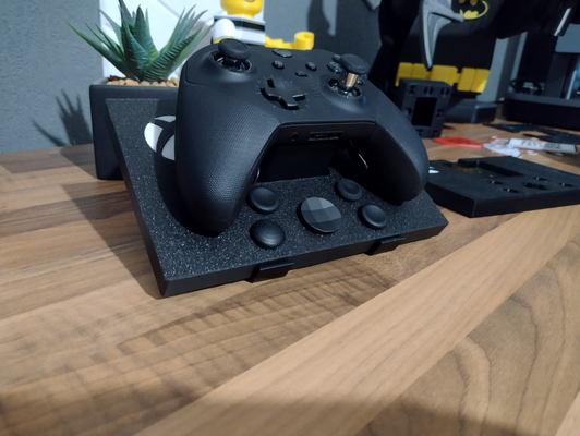 xbox elite controlador cobrando ficar pé by 3dealitydesigns24 ferramentas aparelhos jogos 3d print model - Mito3D